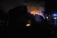 Camião com relva arde na  na A22 em Odiáxere