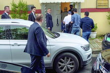 Responsáveis da Arábia Saudita entram no consulado saudita em Istambul onde, no passado dia 2, um jornalista crítico do regime terá sido assassinado