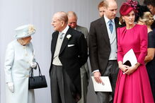 Os duques Kate e William acompanhados pela Rainha Isabel II e o marido Filipe de Edimburgo