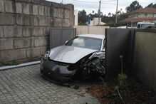 Porsche Panamera dado como furtado arrombou portão de casa