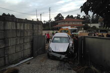 Porsche Panamera dado como furtado arrombou portão de casa