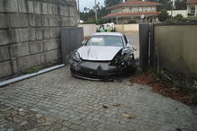 Porsche Panamera dado como furtado arrombou portão de casa