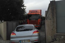 Porsche Panamera dado como furtado arrombou portão de casa