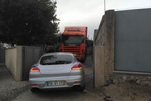 Porsche Panamera dado como furtado arrombou portão de casa