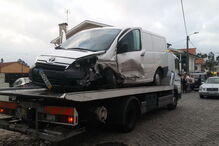 Carrinha em que embateu o condutor em fuga