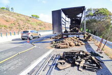 Camião cheio de relva arde na Via do Infante              