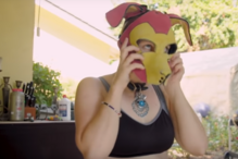 Homem transgénero identifica-se como cão