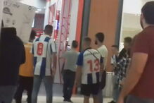 Adeptos do FC Porto junto à loja do Benfica no Mar Shopping