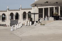 Milhares de fiéis encheram ontem o recinto do Santuário de Fátima para a última peregrinação aniversária deste ano