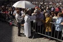 Milhares de fiéis encheram ontem o recinto do Santuário de Fátima para a última peregrinação aniversária deste ano