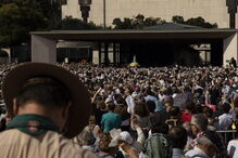 Milhares de fiéis encheram ontem o recinto do Santuário de Fátima para a última peregrinação aniversária deste ano