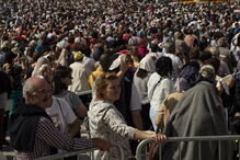 Milhares de fiéis encheram ontem o recinto do Santuário de Fátima para a última peregrinação aniversária deste ano