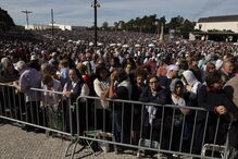 Milhares de fiéis encheram ontem o recinto do Santuário de Fátima para a última peregrinação aniversária deste ano
