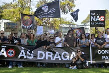 Centenas de pessoas contestaram o projeto de dragagens no rio Sado e criticam a posição do Governo 