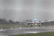 Avião obrigado a aterrar 