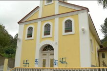 Capela de São Pedro da Serra foi vandalizada com suásticas