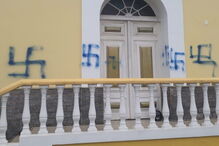 Capela de São Pedro da Serra foi vandalizada com suásticas