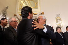 Costa dá abraço emocionado a Adalberto Campos Fernandes, ex-ministro da Saúde