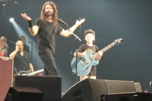 Menino de 10 anos sobe ao palco em concerto dos Foo Fighters