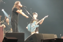 Menino de 10 anos sobe ao palco em concerto dos Foo Fighters