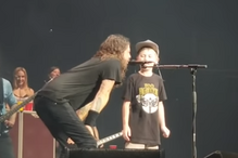 Menino de 10 anos sobe ao palco em concerto dos Foo Fighters