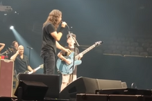 Menino de 10 anos sobe ao palco em concerto dos Foo Fighters