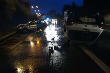 Morre em contramão a desviar-se de árvore 