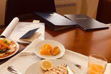 Novo chefe de gabinete exibe mordomias da Defesa no facebook  