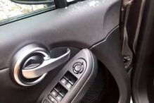 Sofia Ribeiro mostra fotos do carro assaltado