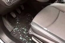 Sofia Ribeiro mostra fotos do carro assaltado