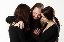 Daniel Cardoso com as duas namoradas que tinha na altura, em 2014