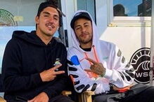 Neymar com Gabriel Medina em Peniche