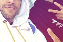 Neymar com Gabriel Medina em Peniche