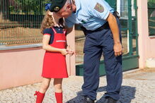 GNR responde com humor ao professor que diz que obrigar crianças a beijar avós 