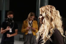 Cristina Ferreira desfila no palco do Portugal Fashion com a sua coleção de sapatos