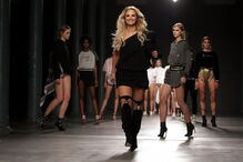 Cristina Ferreira desfila no palco do Portugal Fashion com a sua coleção de sapatos