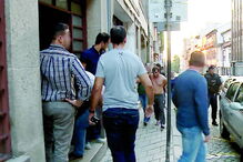 Assaltantes quando chegaram à Divisão de Investigação Criminal