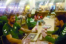 Jogadores de andebol do Setúbal ontem no Aeroporto de Lisboa 