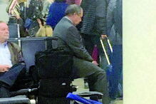 Carlos César à espera de embarcar rumo a Ponta Delgada 
