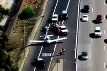 Piloto aterra avião em auto-estrada cheia de carros