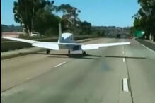 Piloto aterra avião em auto-estrada cheia de carros