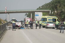 Carros ficaram destruídos na sequência do brutal acidente que matou dois condutores