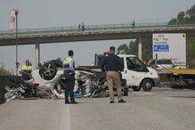 Carros ficaram destruídos na sequência do brutal acidente que matou dois condutores