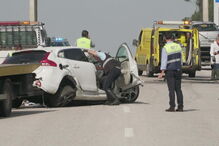 Carros ficaram destruídos na sequência do brutal acidente que matou dois condutores