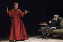 Custódia Gallego é Arkadina neste espetáculo de João Mota. Sentado no sofá, o ator Igor Sampaio 