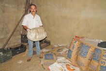 José Franco ficou com a casa destruída após o incêndio e foi viver para o local onde guarda a comida dos animais   