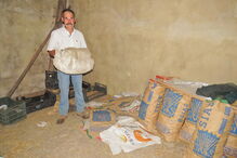 José Franco ficou com a casa destruída após o incêndio e foi viver para o local onde guarda a comida dos animais   