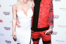 Jon James e a mulher