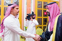 Mohammad bin Salman (dir.) é suspeito de ordenar a morte de Khashoggi