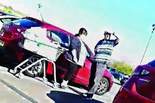 Casal distraído tenta entrar no carro errado 